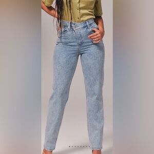 Abercrombie Curve Love Ultra High Rise 90s Straight Jean